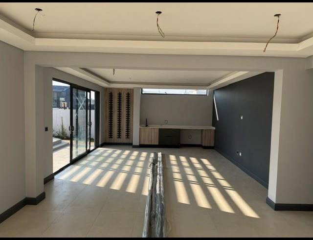 5 BEDROOM HOUSE FOR SALE IN MIDSTREAM HEIGHTS